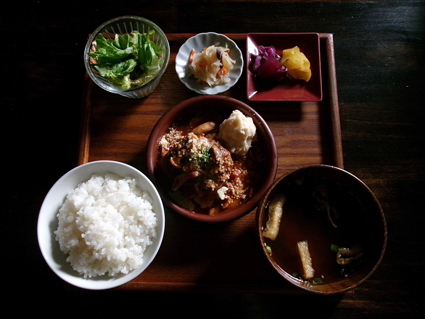 トマトとキノコの煮込みハンバーグ定食｜あさり食堂 ランチメニュー